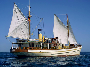 Comercial Passenger Boat - Buque Museo A Vapor y de Pasaje