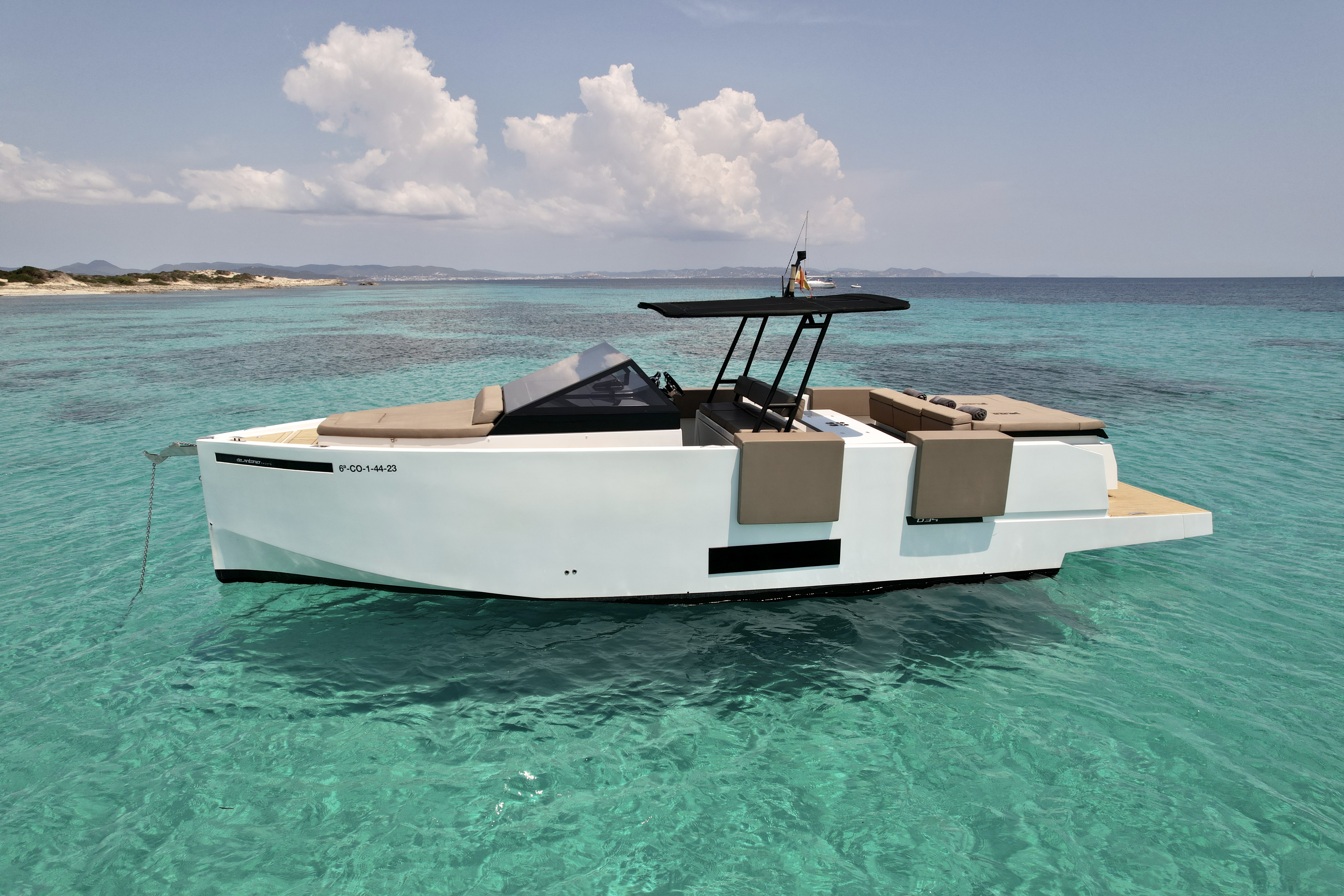 Sports Cruiser - De Antonio Yachts D34