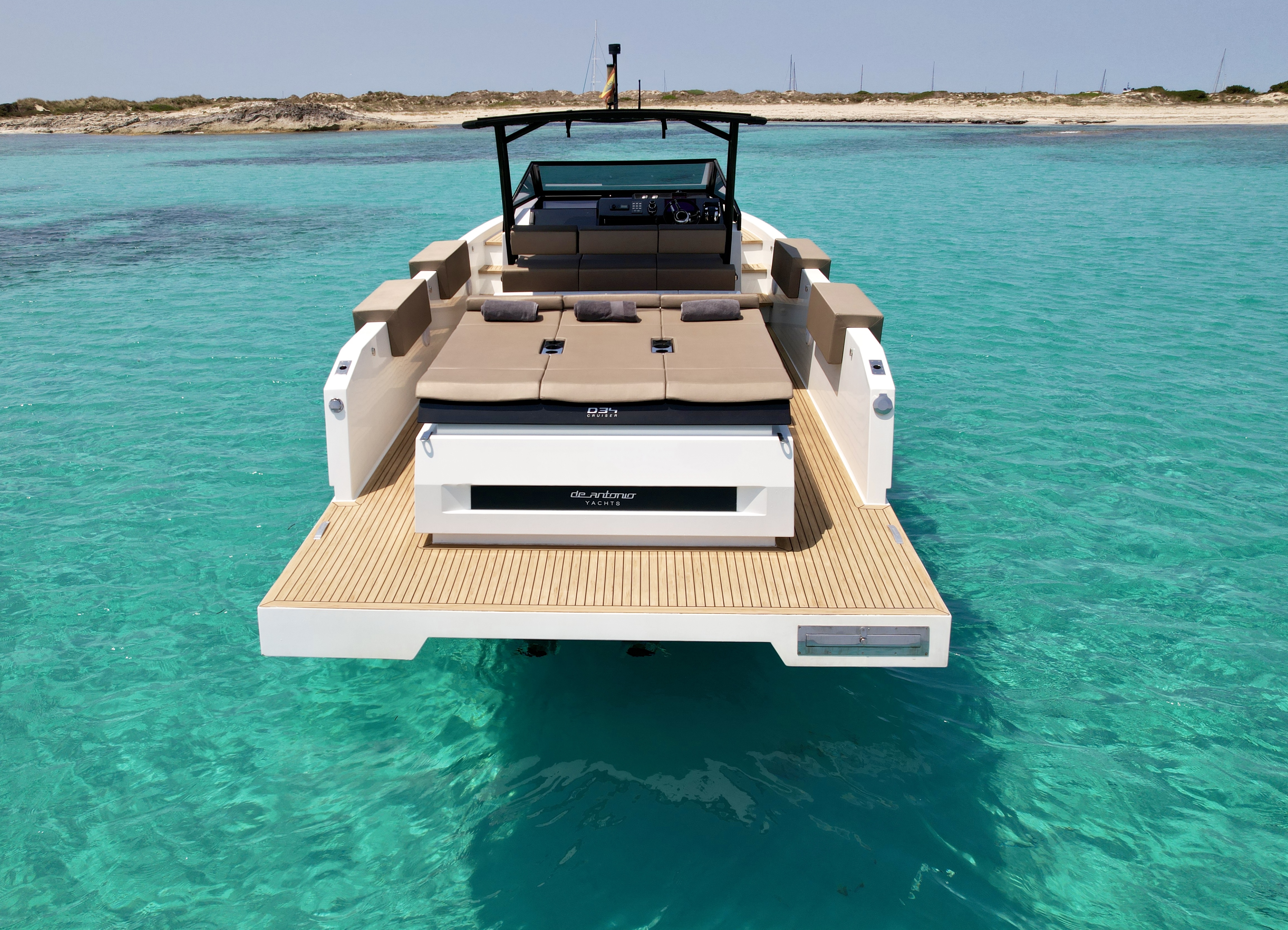 Sports Cruiser - De Antonio Yachts D34