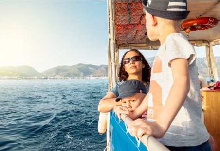 La vida a bordo en familia ofrece numerosas oportunidades para tu hijo