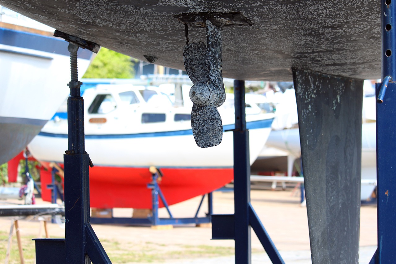 Proteger el casco de la embarcación antes de la hibernación haciendo una limpieza de la incrustaciones 