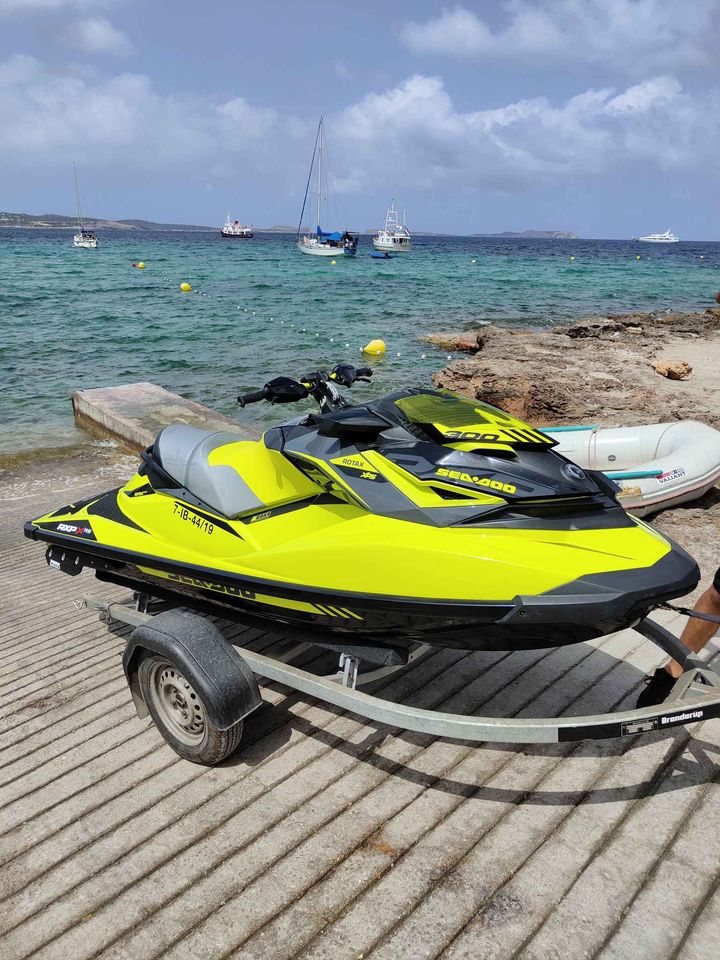 Personal Watercraft (Jet Ski) - Bombardier RXP-X 300 RS