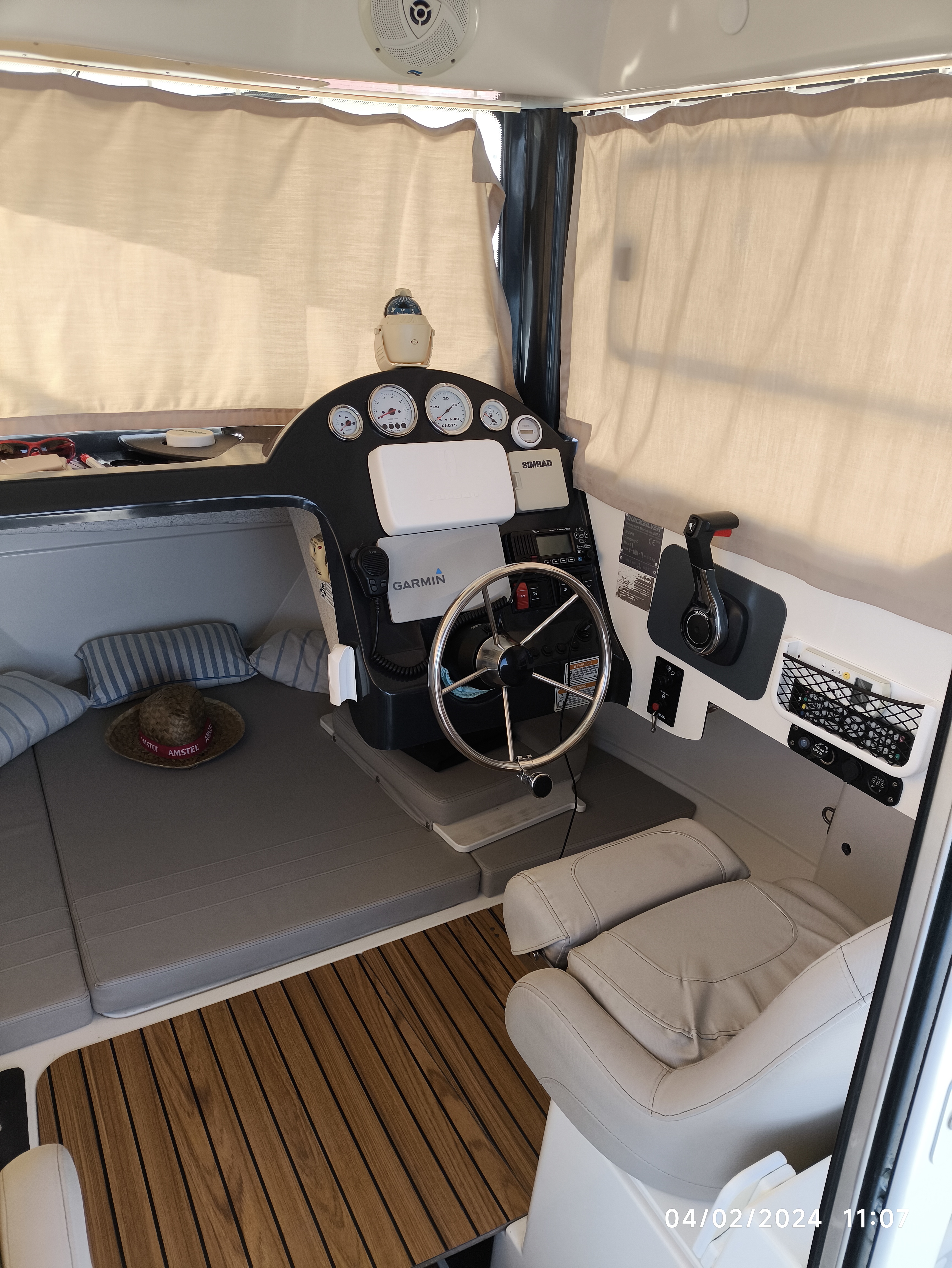 Pilothouse - Quicksilver 555 pilothouse 