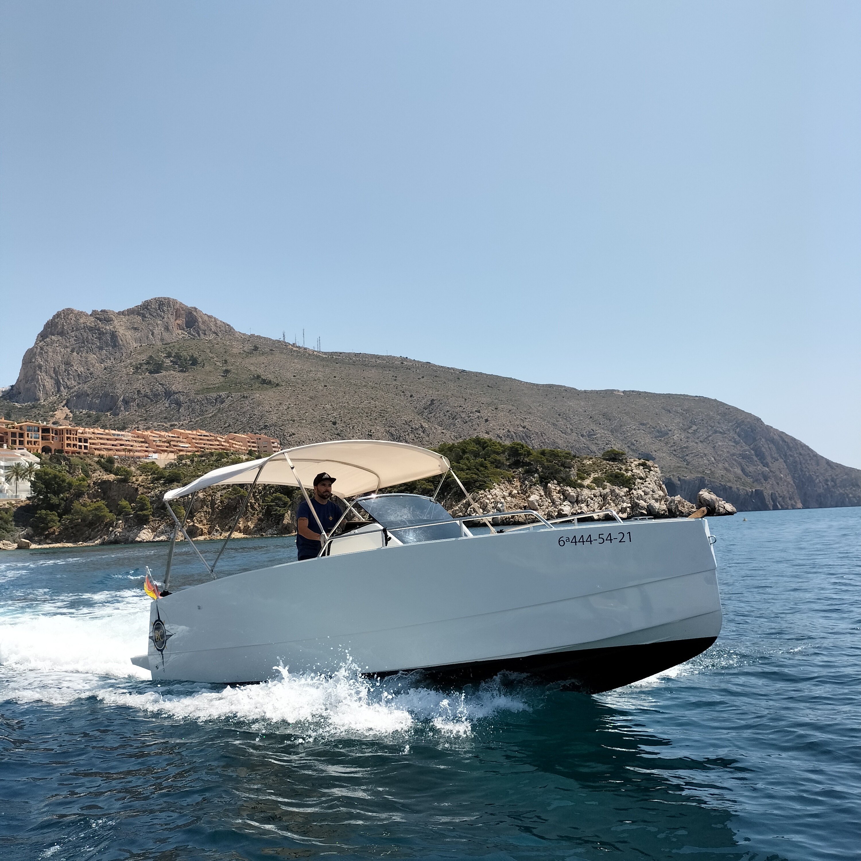 Lancha Motora - Nuva Yachts M6