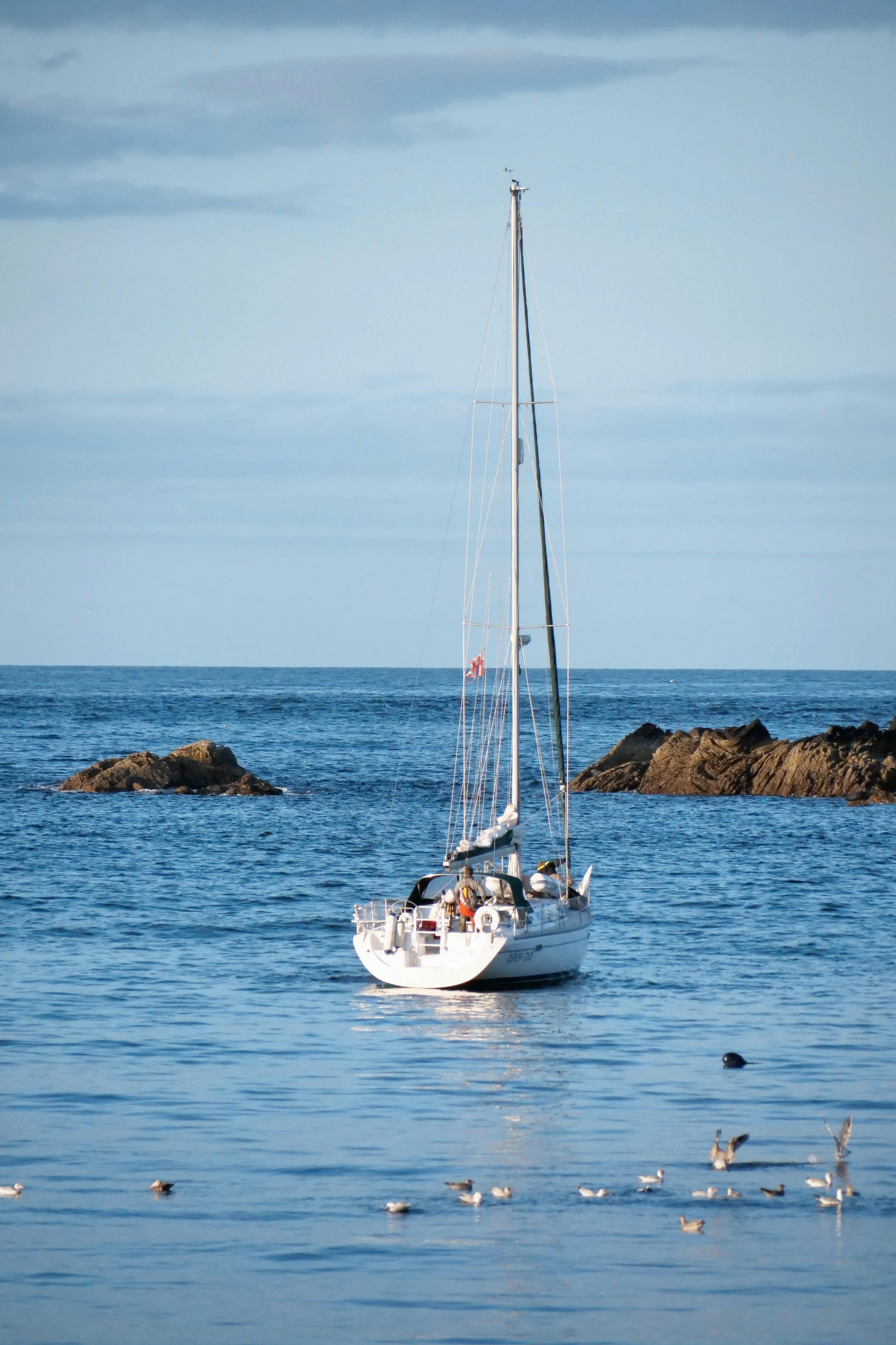 Velero fondeado en una cala al resguardo del mal tiempo