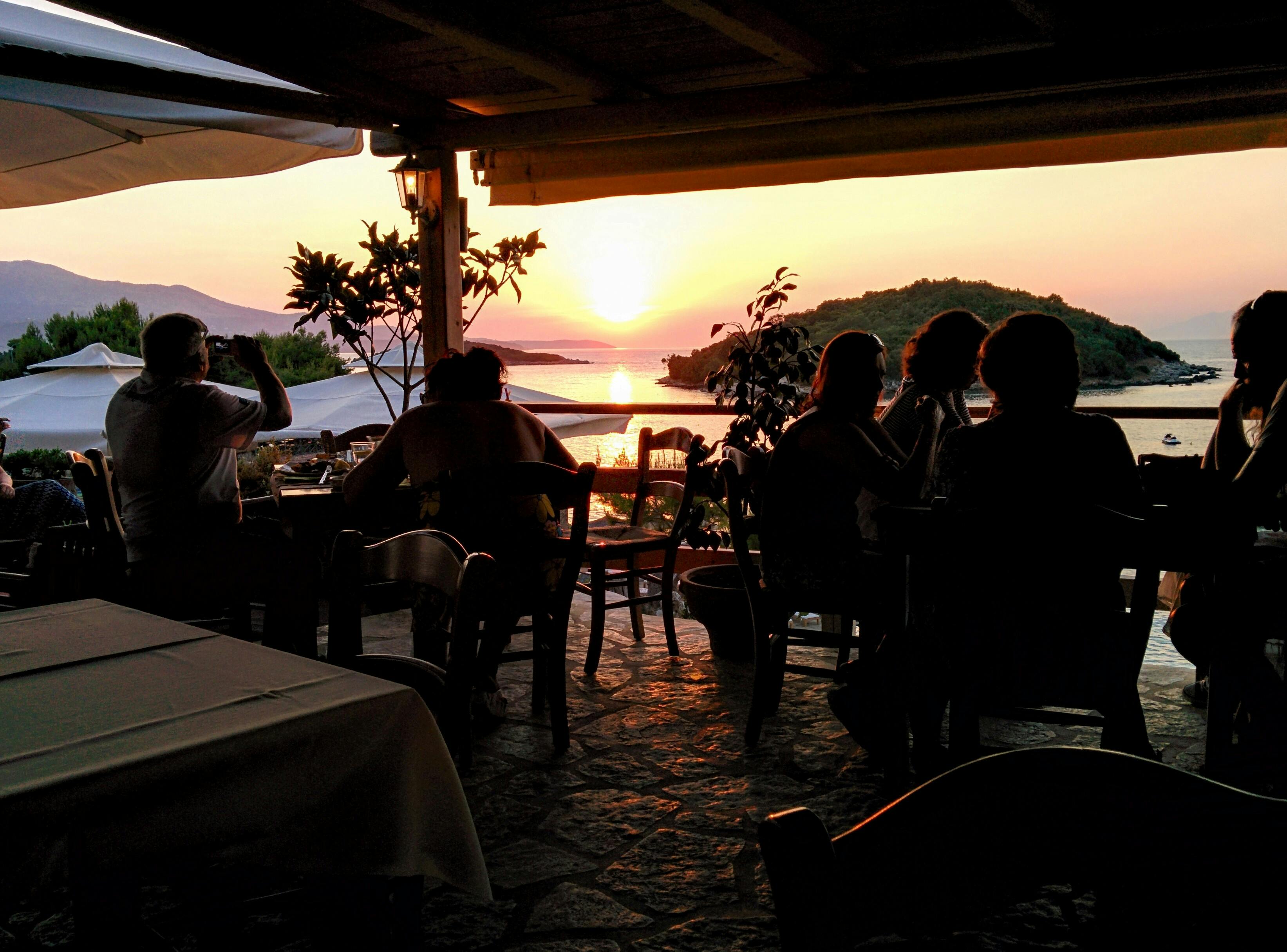 Cenar en un restaurante local es una alternativa muy apetecible después de una larga navegación durante el día.