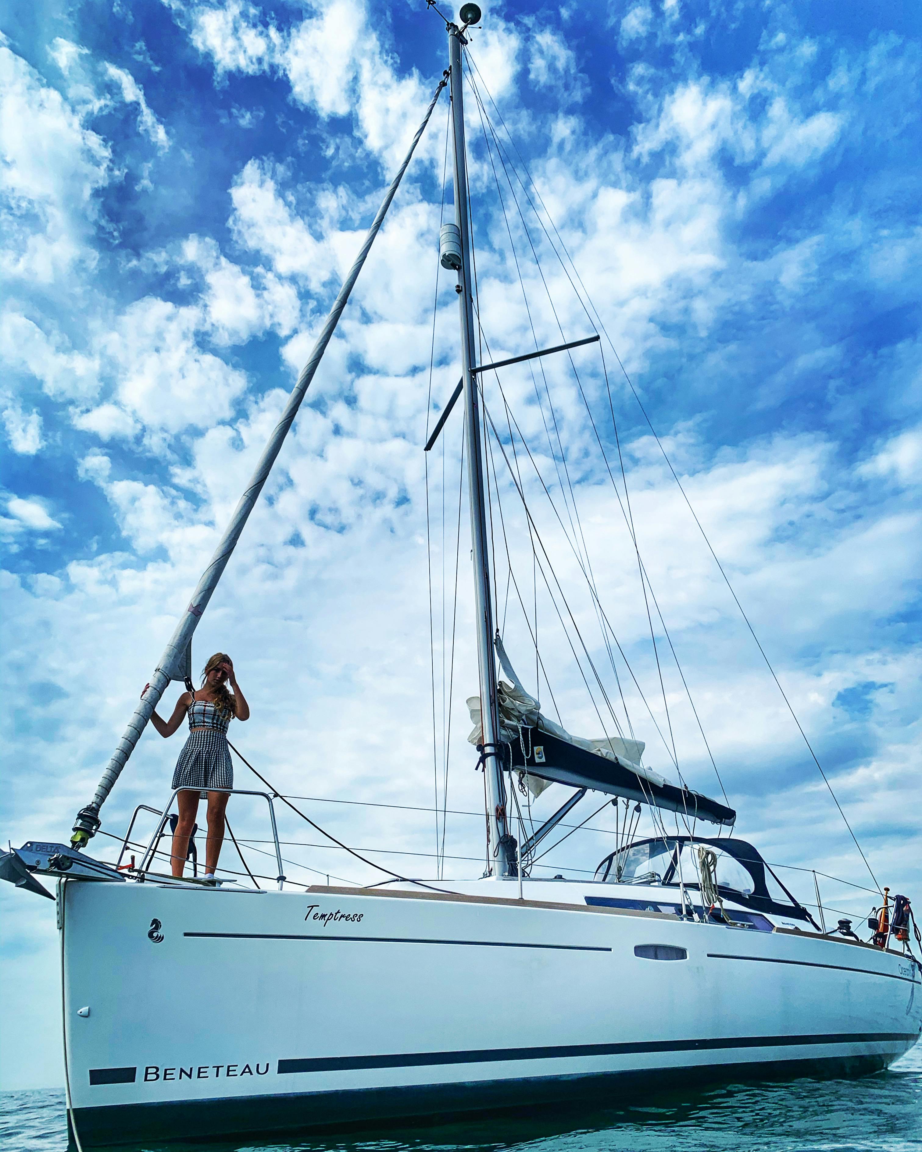 El alquiler de velero en familia o amigos te permite disfrutar de unas vacaciones y el precio puede ser más económico del que esperabas