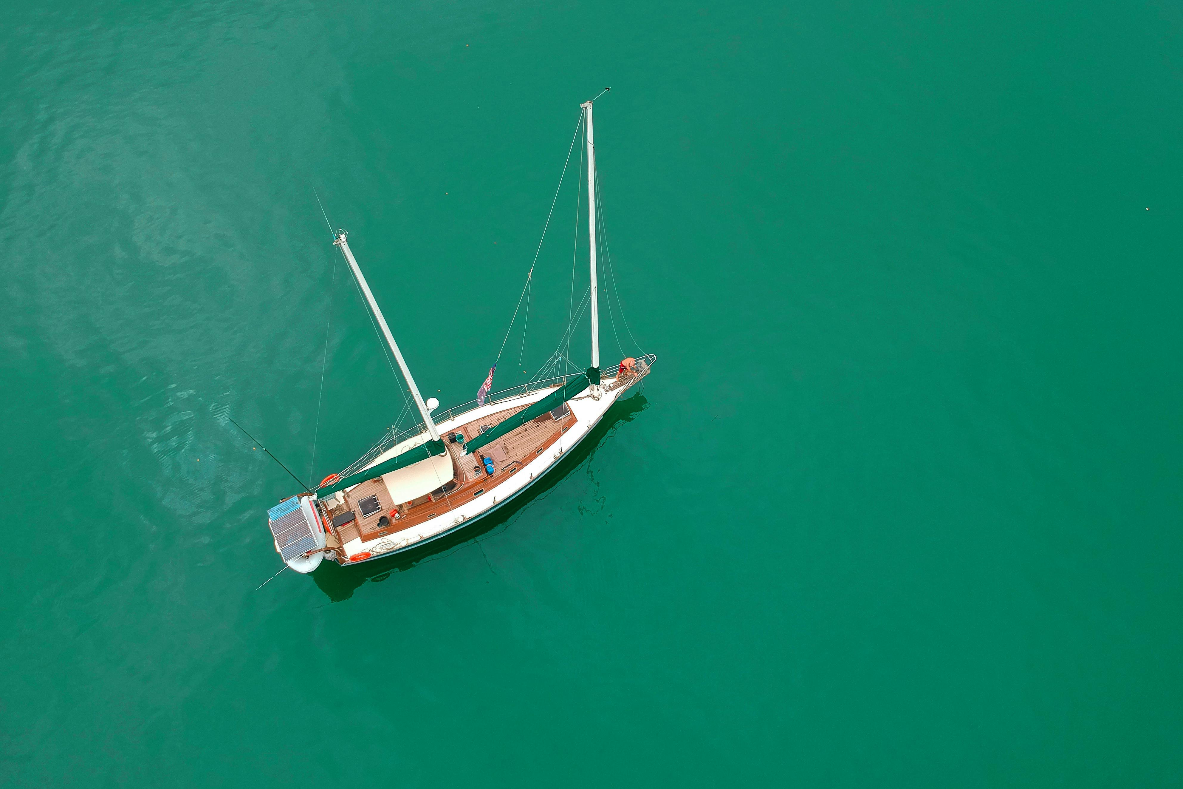 Velero fondeado en una playa paradisíaca