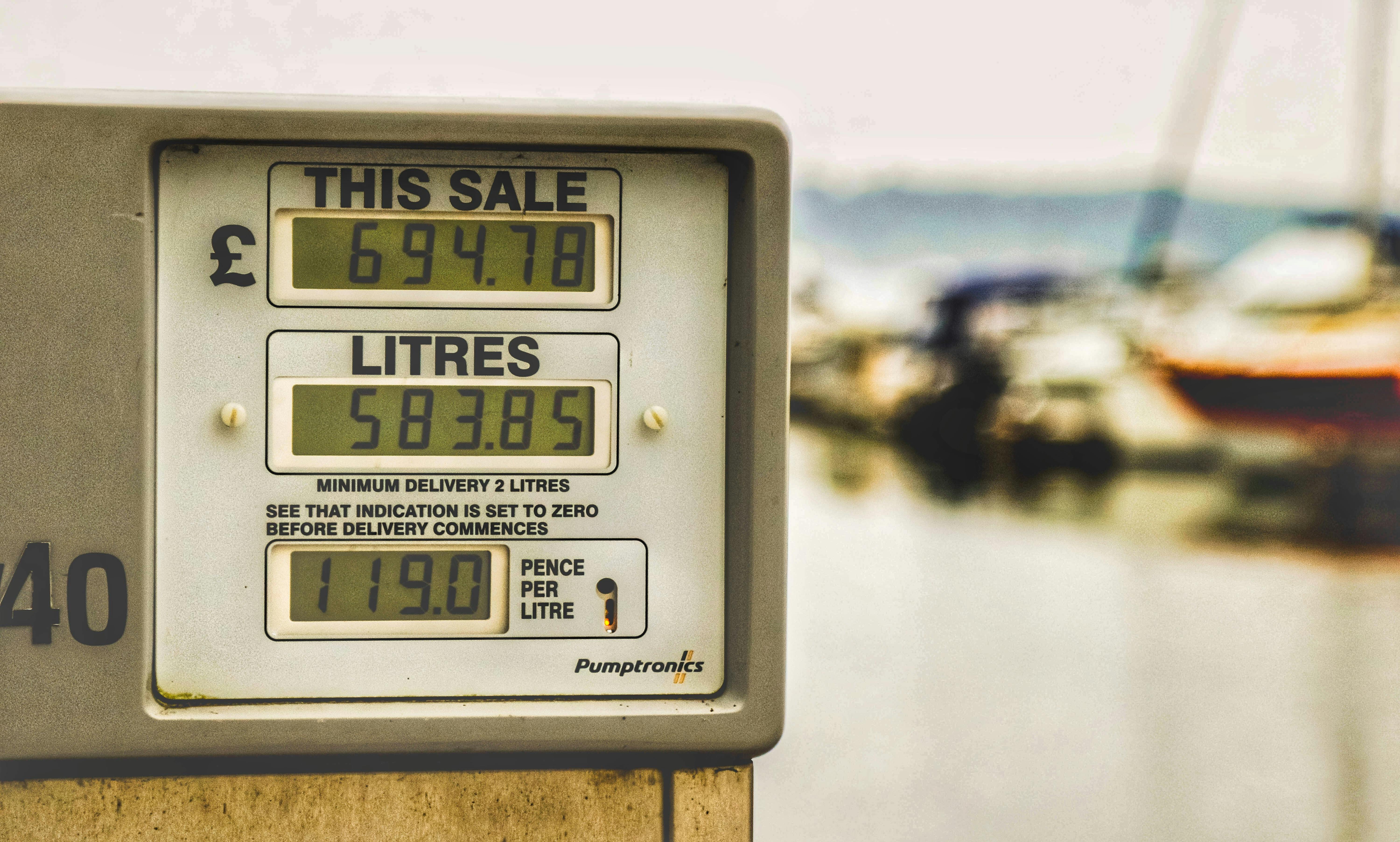 El consumo de un velero es reducido, sin embargo el costo en una semana de navegación puede estar entre 90 y 600€ de combustible