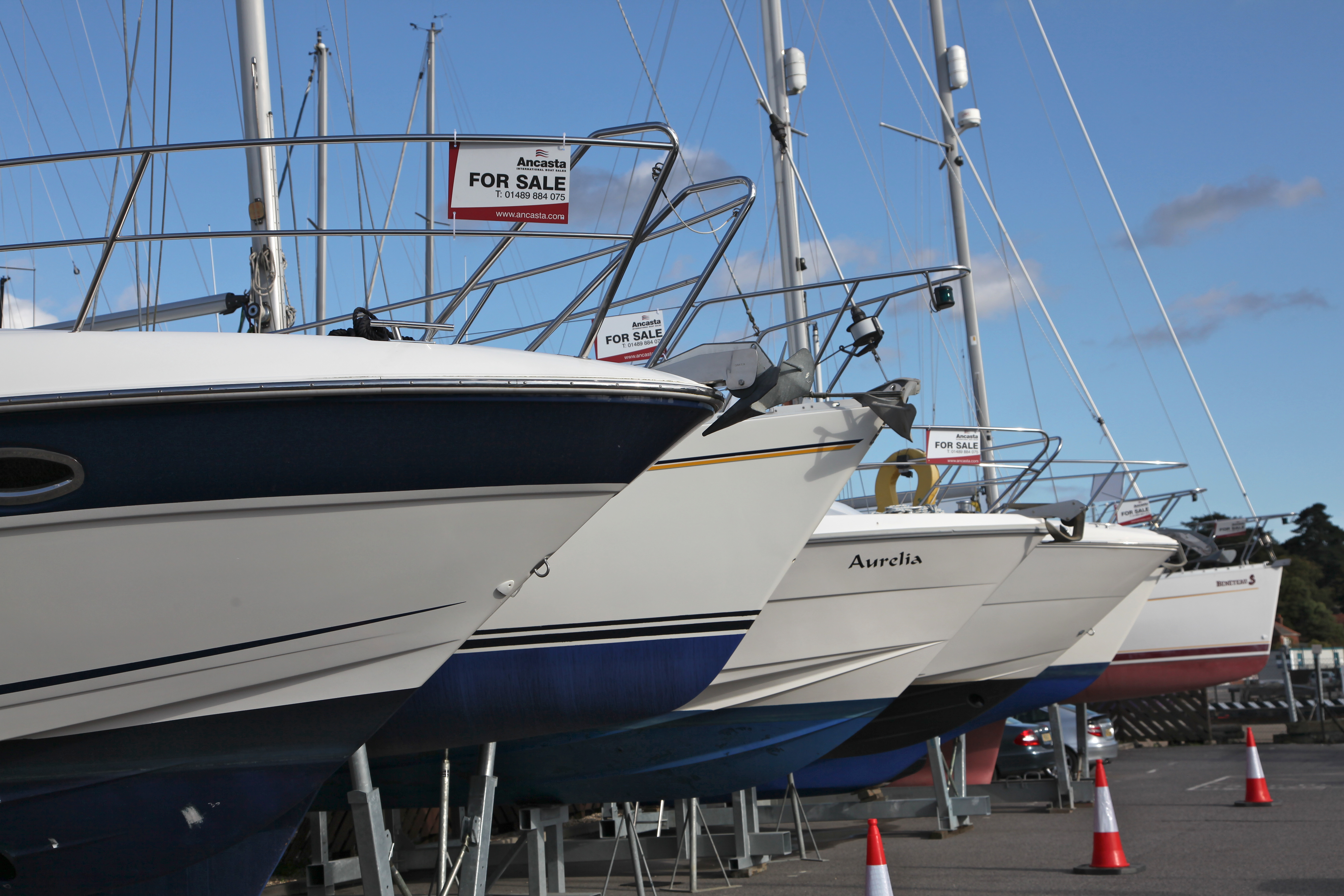 Exposición de barcos usados en venta